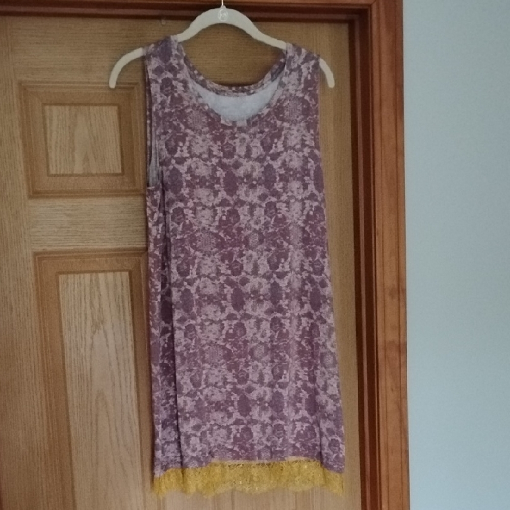 LOGO BY LORI GOLDSTEIN PRINTED TANK TOP WITH LACE TRIM.NWOT MEDIUM
